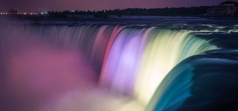 Grenzenlose Gastfreundschaft und kitschige Farbenpracht: Niagara Falls