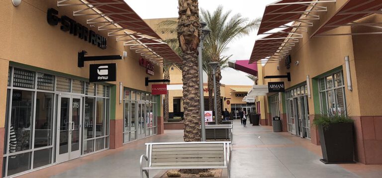 Tag Eins in Las Vegas: Die Bedeutung von Hooters, Shopping, Spaß und $1,99 Margaritas