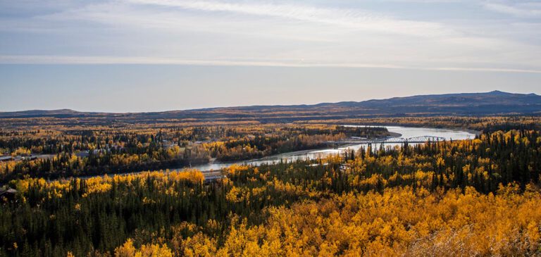 Start in den wilden Norden: Auf dem Weg zum Dempster Highway durch Feuer und Flammen