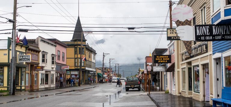 Entlang des Alaska Highways: Ein Abenteuer von Skagway bis Burwash Landing