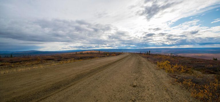 Abenteuer am Polarkreis: 2 Reifenpannen & eine spontane Übernachtung auf dem Dempster Hwy