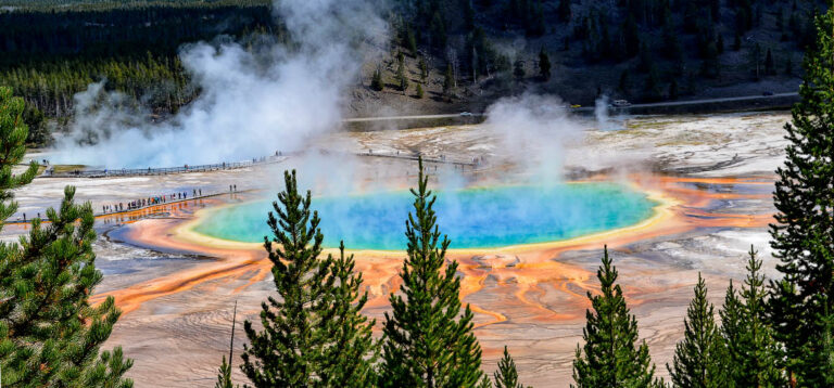 Farbenpracht im Yellowstone: Sprühende Geysire, bunte Pools und lebendige Quellen