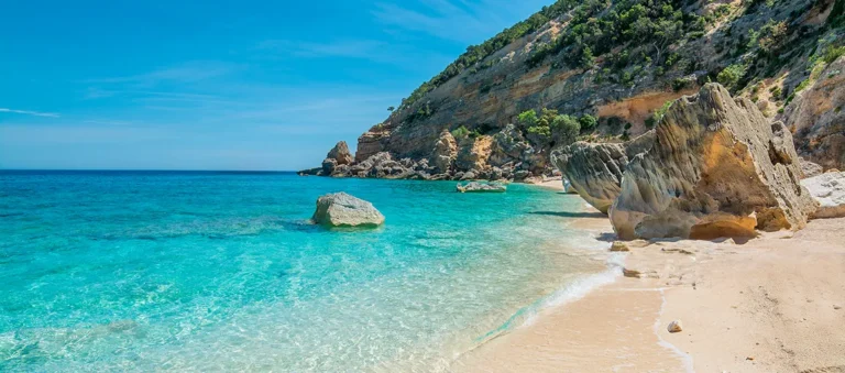 2026 – Sardinien: Zwei Camper, sechs Chaoten und die Mission „Insel-Glück“