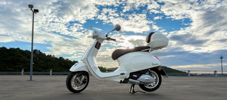 Vespa Nummer Zwei. Weiß. Klein. Und der Anhänger-Plan lebt wieder.